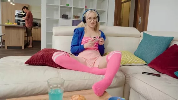 ⁣Game On, Eat Out ※ Josh, Barbie Brill ※ Hot Girls Game 