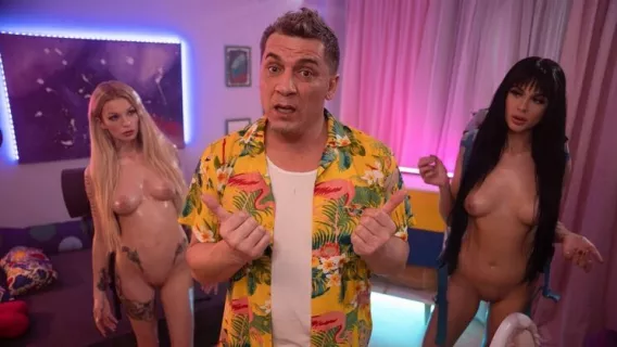 Backpackers From Outer Space ※ Steve Q, Kaira Kampen, Mia Trejsi ※ Fake Hostel 