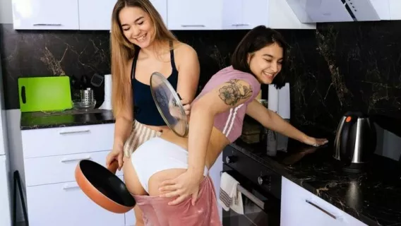 Scissoring For The Very First Time ※ Hazel Grace, Sasha Xray ※ Club Sweethearts 