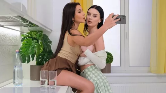 ⁣Tit-illating Tourists ※ Mary Bambola, Simon Kitty ※ RK Prime 