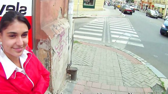 ⁣A pickup artist fucked a brunette in an entryway for money 