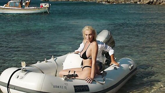 ⁣Sex on the beach with a busty blonde 