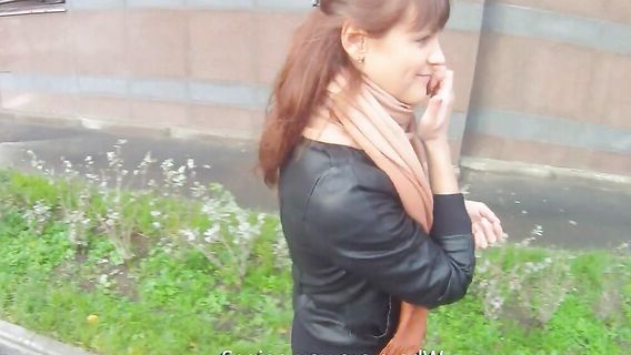 ⁣Russian girl fucks in the entryway on a hi*** camera in glasses 
