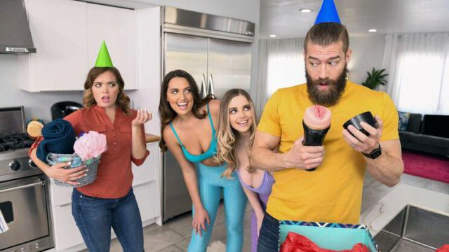 ⁣Smashing My Hot Lesbian Roommates