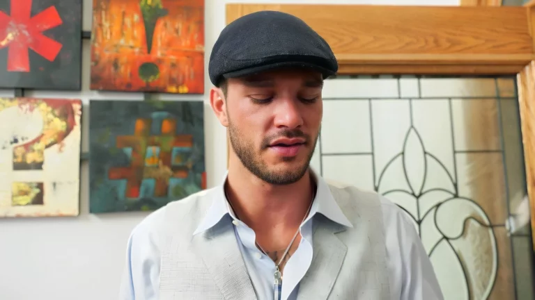 ⁣Blonde Babe Gets Nailed By A Hung Stud While He Gets His Ass Hammered 