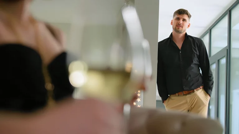 ⁣Kristof Cale Enjoys Surprise Threesome With Two Beauties 