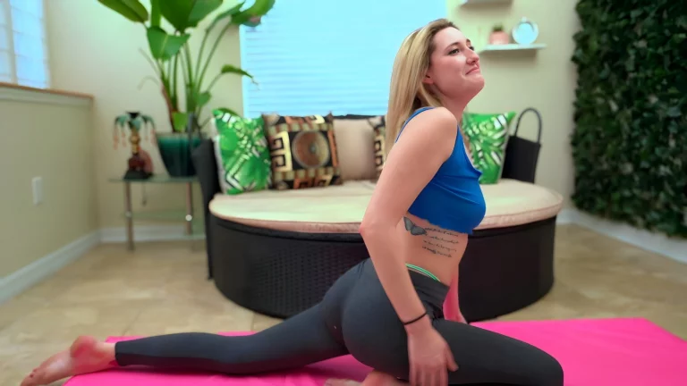 ⁣Country Girl Katie Kinz Masturbates After Yoga 