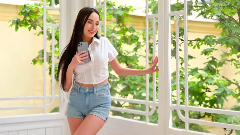 ⁣Sexy Dark Haired Babe Is So Wet 