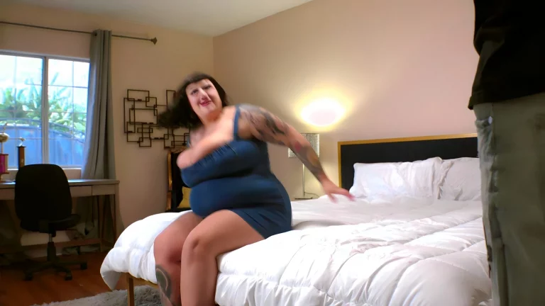 ⁣Fat Goth Girl Takes A Big Black Cock 