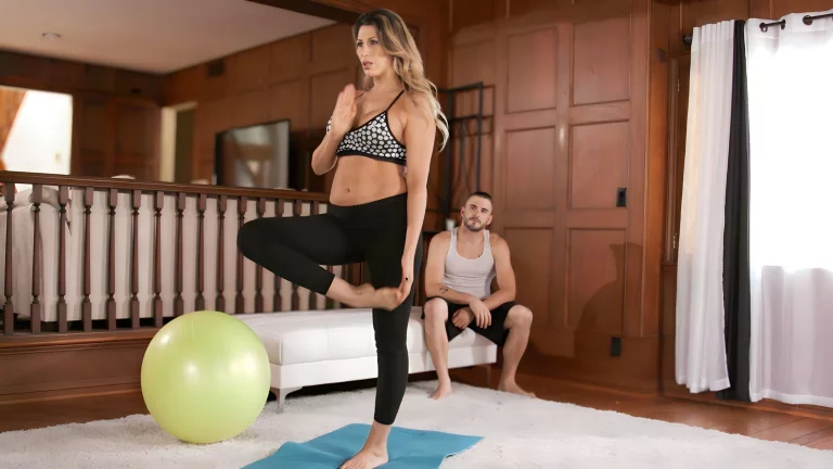 Busty Brunette MILF Makayla Cox Gets Nailed On The Floor 