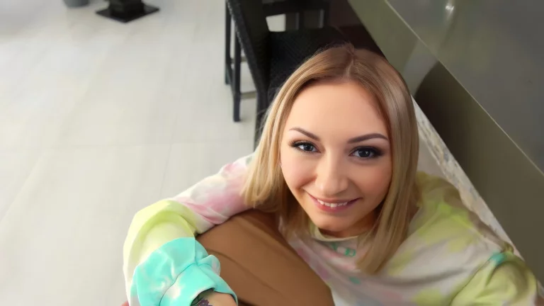 ⁣Sneaky Stepsister Chloe Temple Sucks Stepbros Dick 