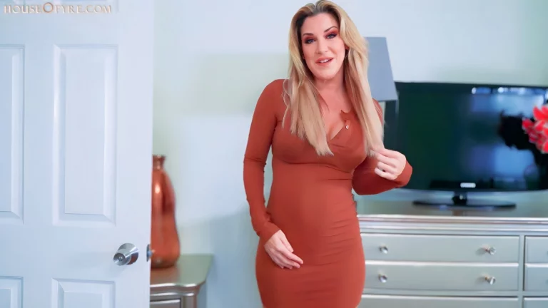 ⁣Horny Neighbor Lady: Kayla Paige 