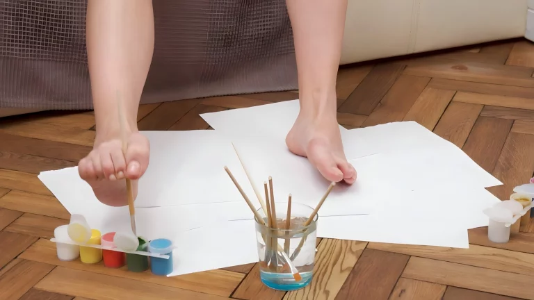 Princess Alice Paints Her Beautiful Feet 
