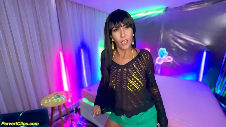 ⁣Mayse Anal Fist Fucked 