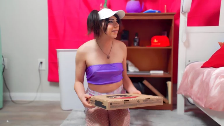⁣Pizza Delivery Trans Girl Neci Archer Gets A New Job 