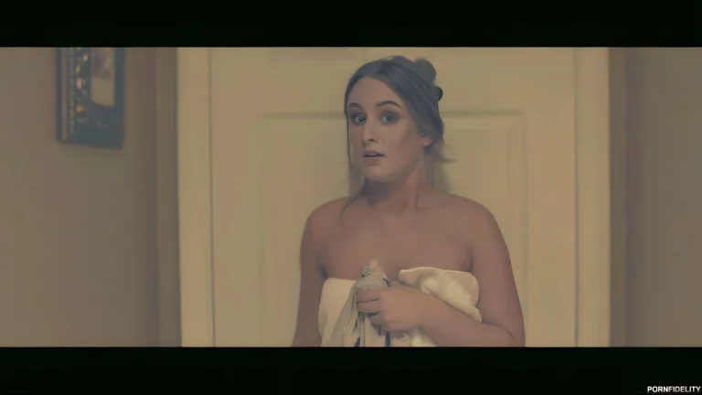 ⁣Brunette Babe Gets HEr Ass Stretched With Cock 