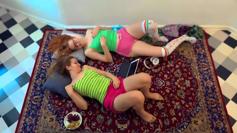 ⁣Pretty Lesbians Masturbate Together 