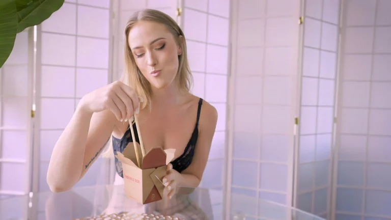⁣Sexy Scarlet Chase Eats Food 