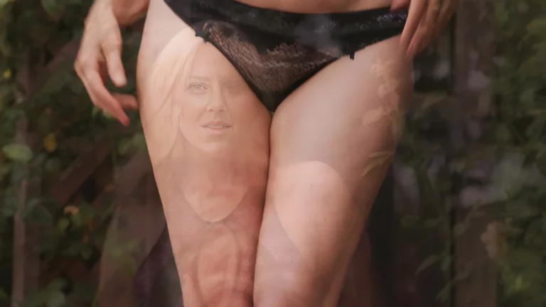 ⁣Busty Blonde Julia Ann Enjoys A Big Cock In The Bedroom 