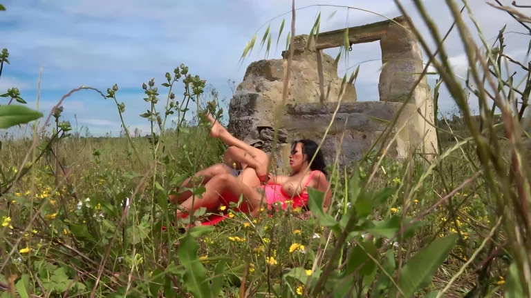 ⁣Sexy Sara Starz Gets Laid In The Field 