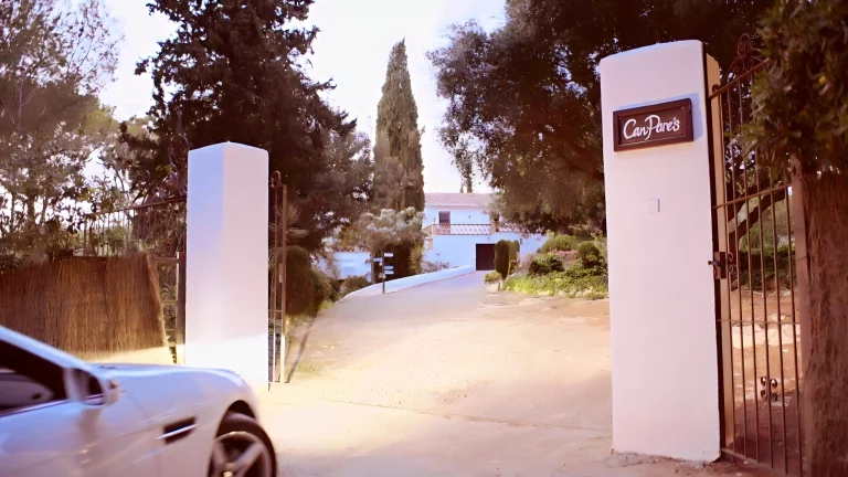 ⁣Two Beautiful Babes Enjoy Multiple Cocks 