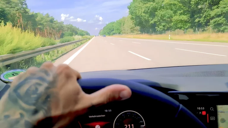 ⁣This Beautiful Lady Gives An Unforgettable Blowjob In The Car 