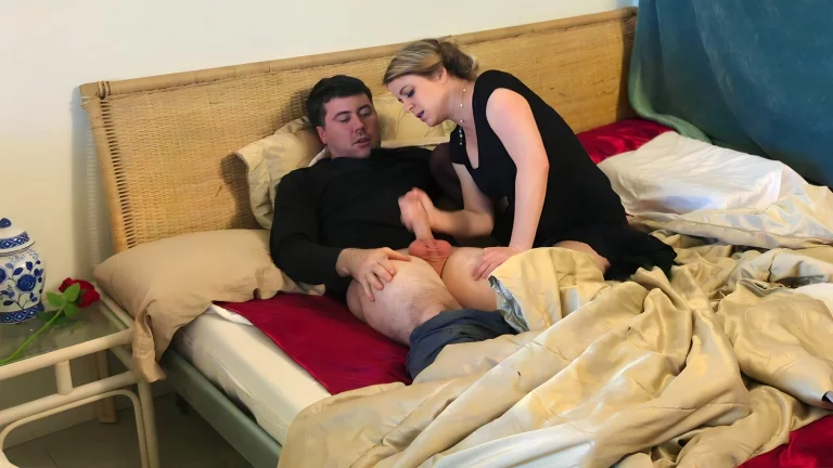 ⁣Sexy Stepmom Gives Her Stepson A Hand Job 