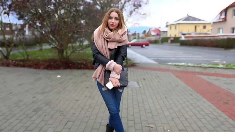 ⁣Sexy Sophie Luna Gets Her Pussy Pounded 