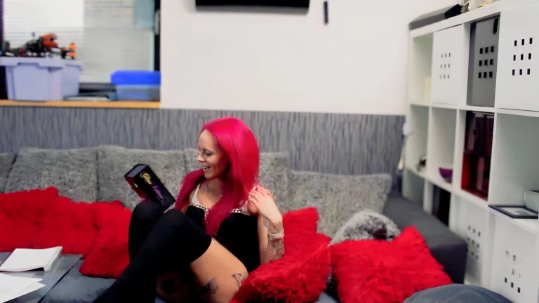 ⁣Sexy Chick Enjoys Fucking Hard 