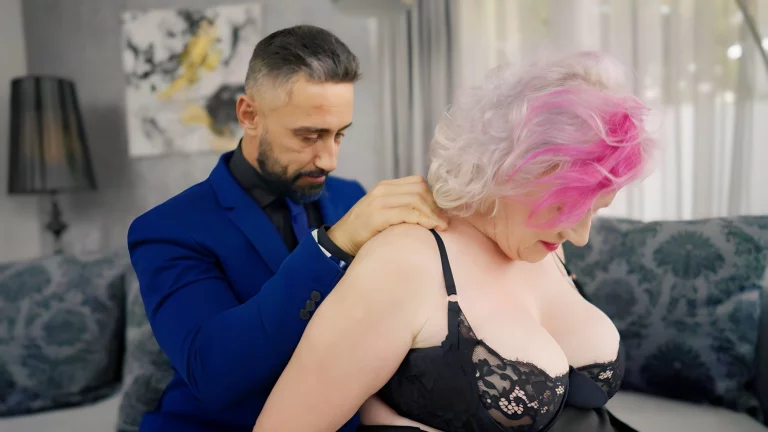 ⁣Mature Tattooed Woman Gets Fucked In The Living Room 